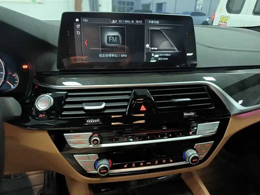 BMW 5 Series 2018 — фото 13