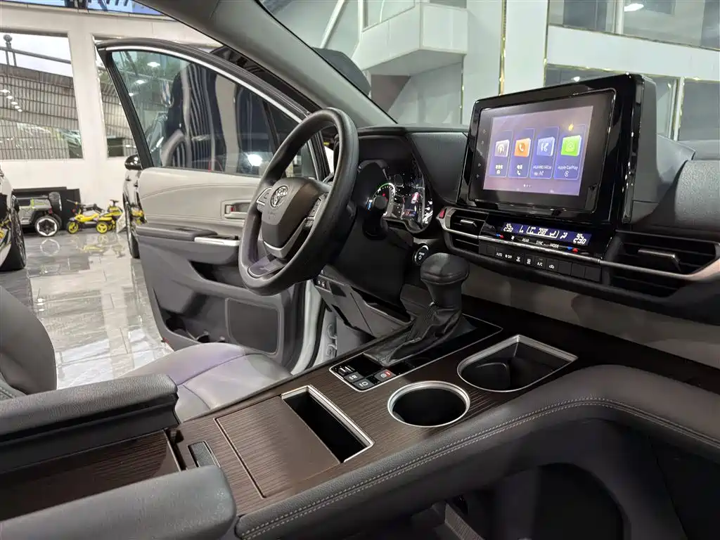 Toyota Sienna 2024 — фото 10