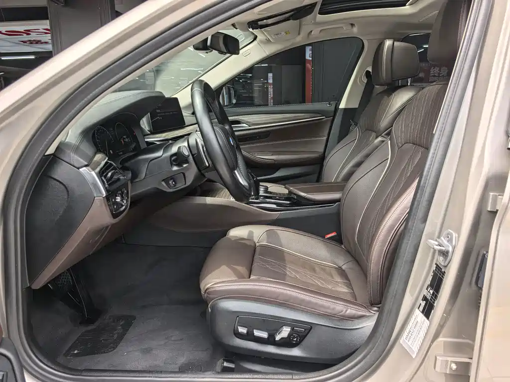 BMW 5 Series 2019 — фото 10