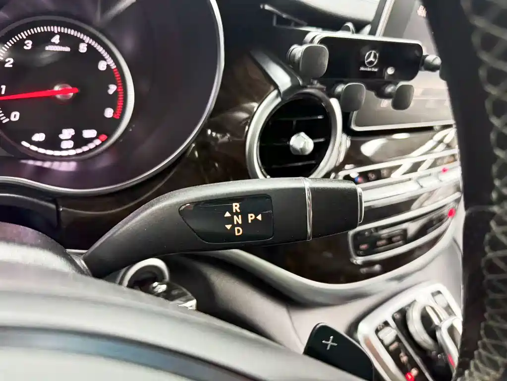 Mercedes-Benz V-Class 2020 — фото 13