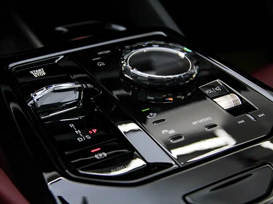 BMW 5 Series 2025 — фото 21