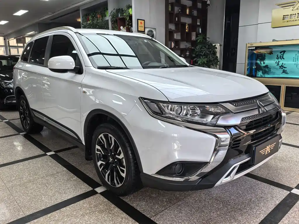 Mitsubishi Outlander 2021 — фото 3