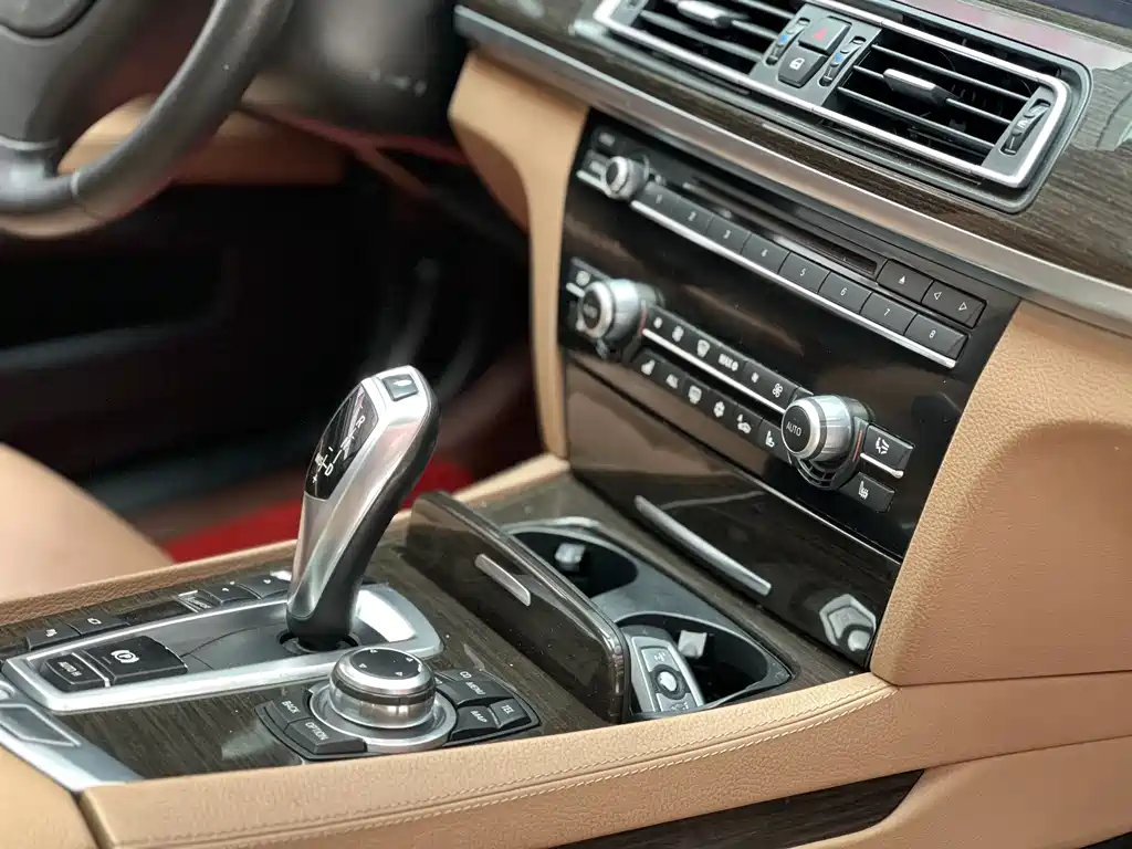 BMW 7 Series 2013 — фото 17