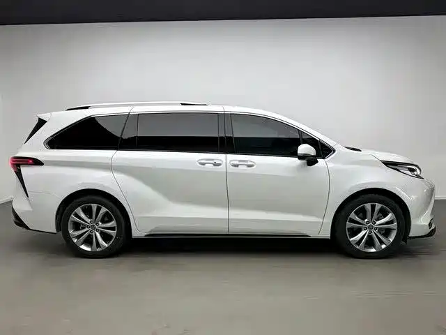 Toyota Sienna 2023 — фото 19