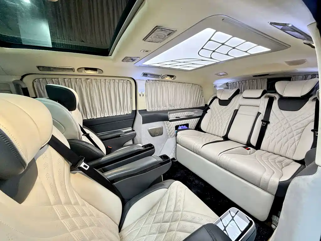 Mercedes-Benz V-Class 2021 — фото 17