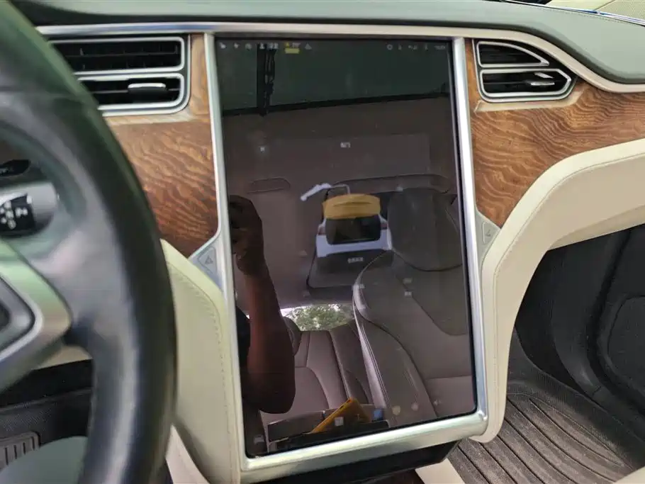 Tesla Model X 2018 — фото 13