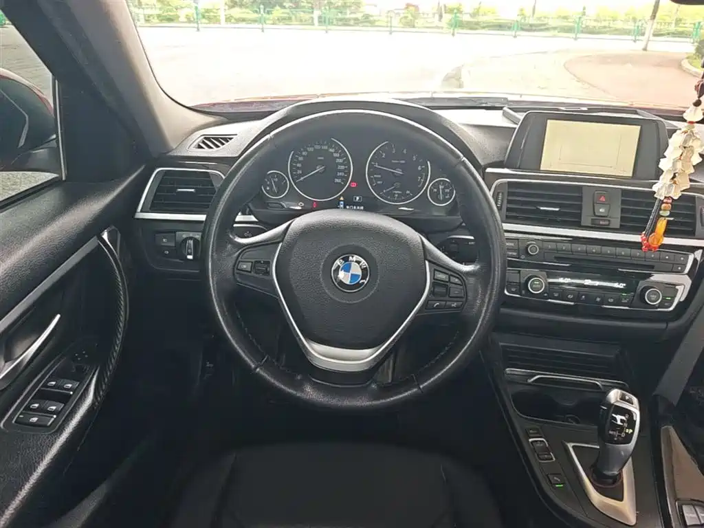 BMW 3 Series 2017 — фото 11