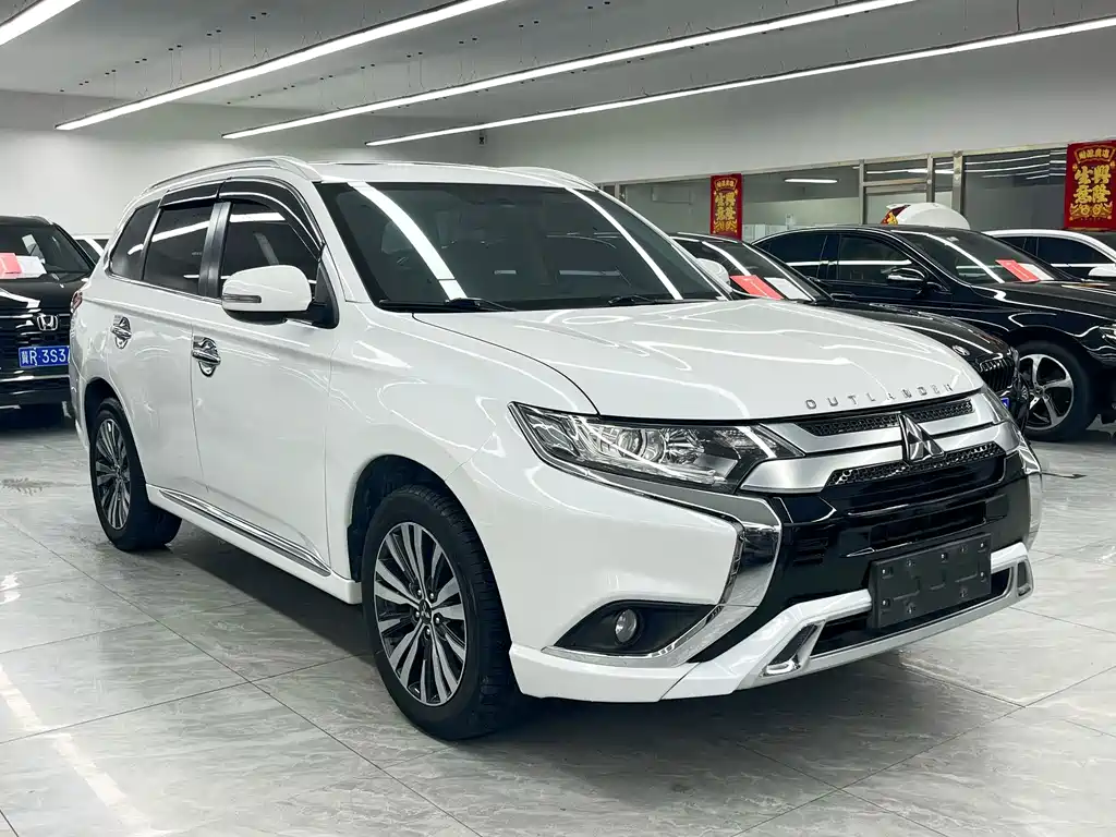 Mitsubishi Outlander 2021 — фото 3