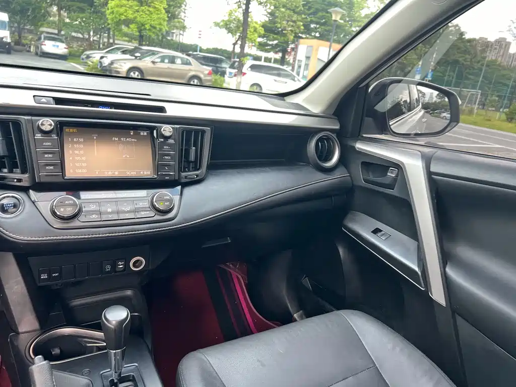 Toyota RAV4 2019 — фото 19