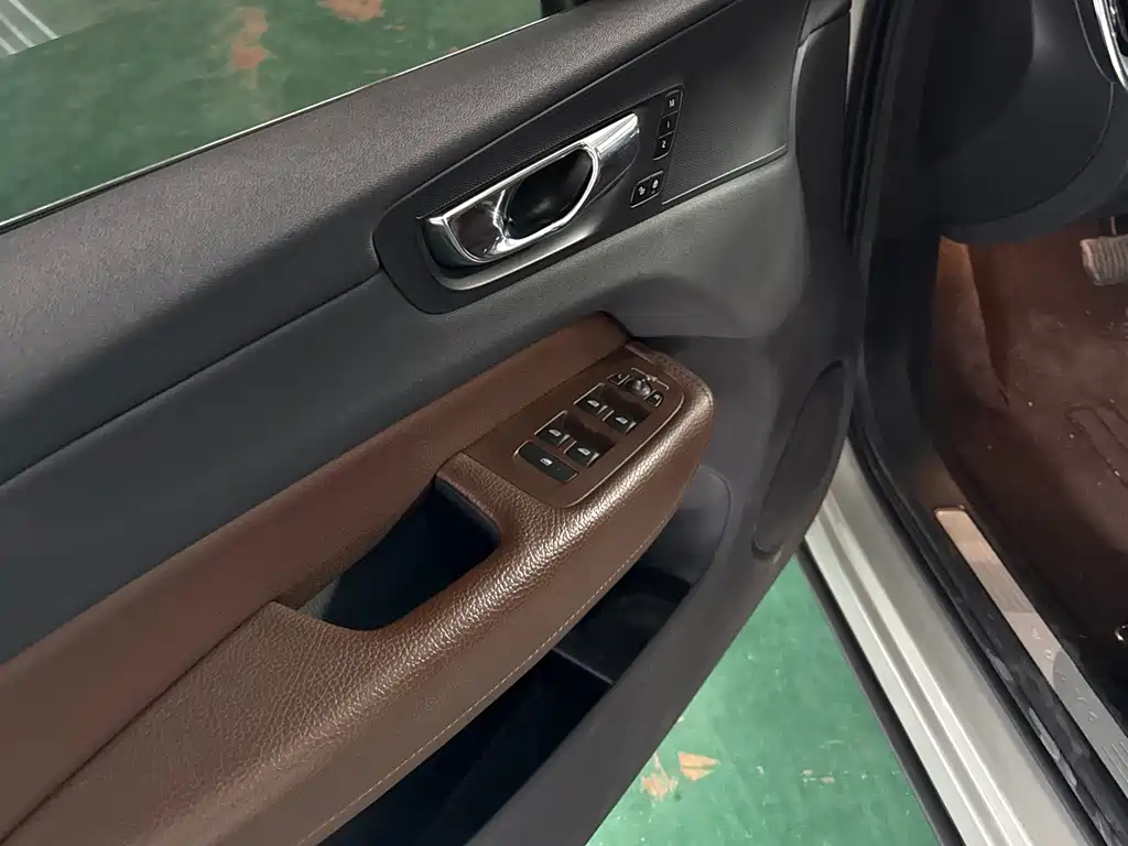 Volvo XC60 2020 — фото 10