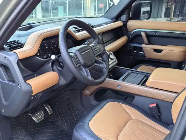 Land Rover Defender 2021