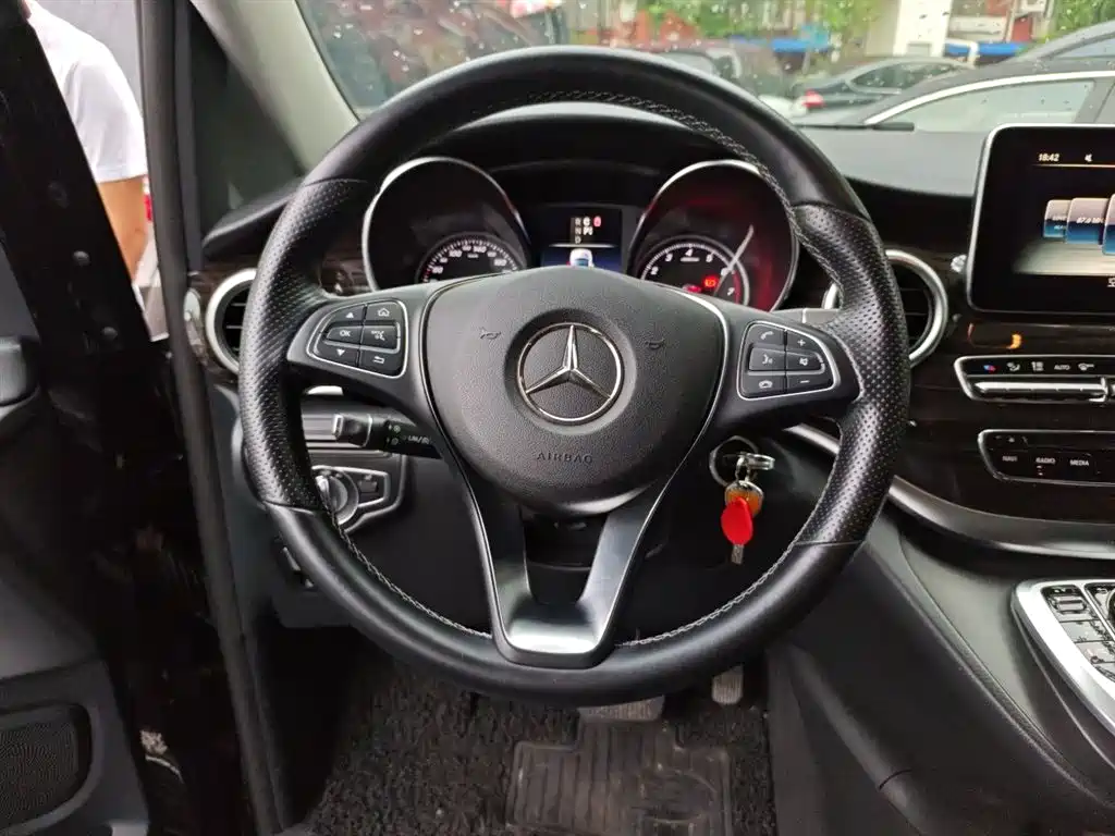 Mercedes-Benz V-Class 2019 — фото 11