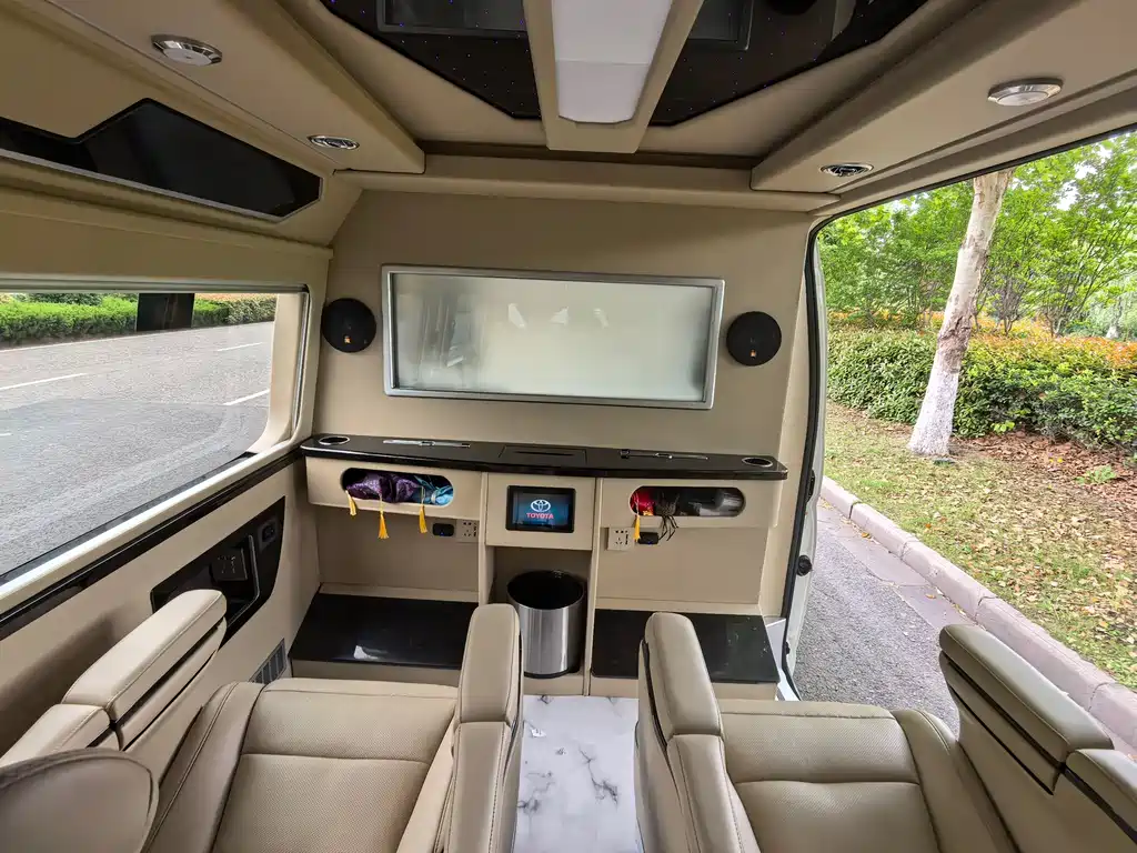 Toyota Hiace 2022 — фото 14