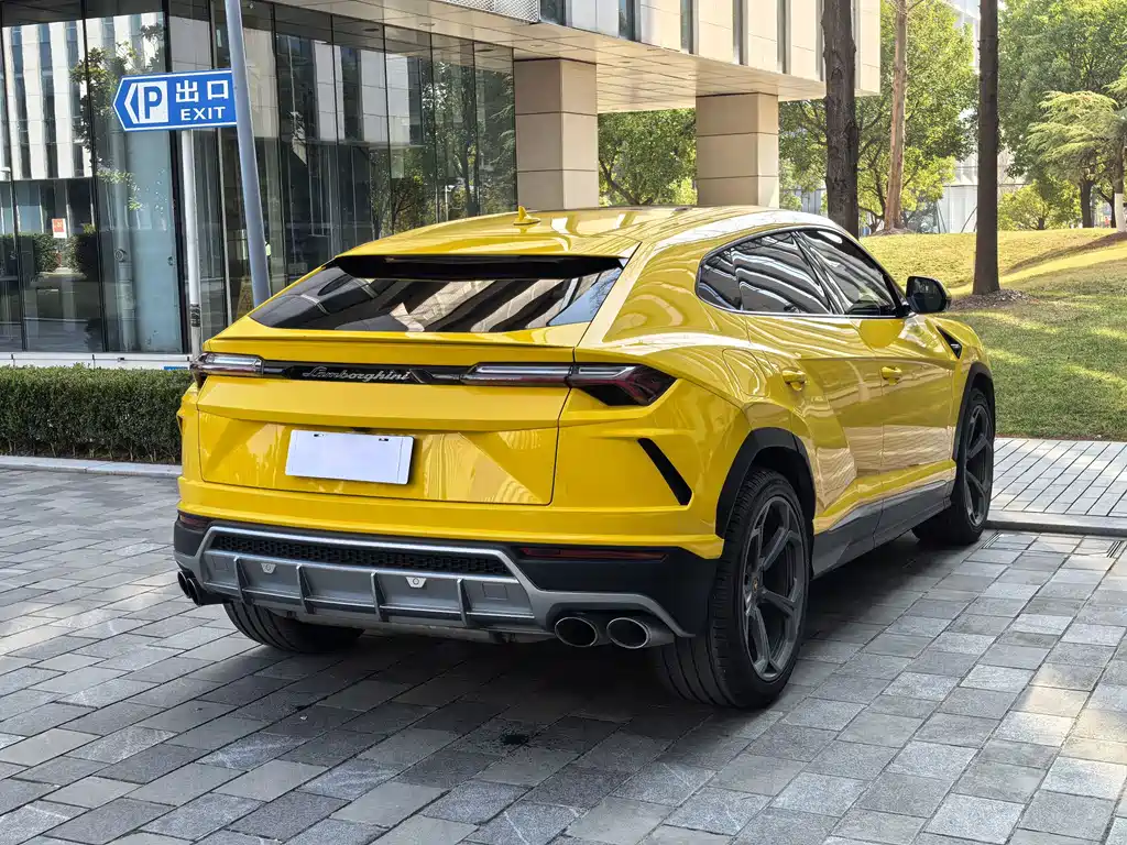 Lamborghini Urus 2023 — фото 50