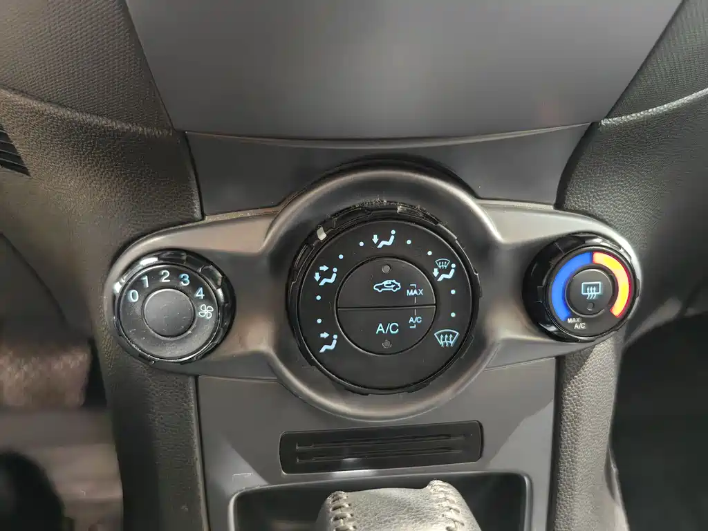 Ford Fiesta 2014 — фото 19