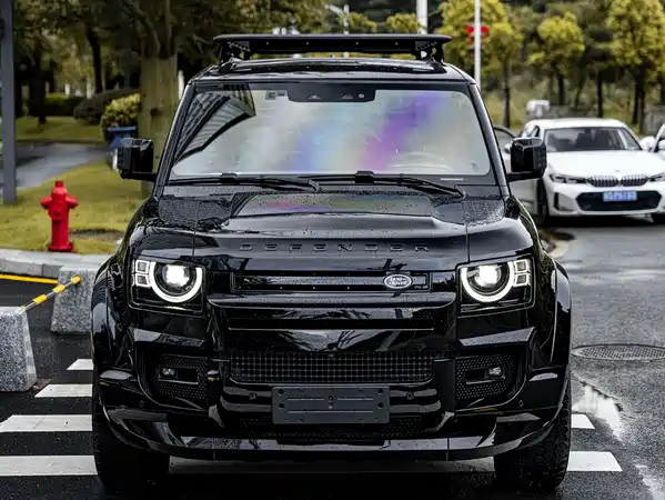 Land Rover Defender 2023