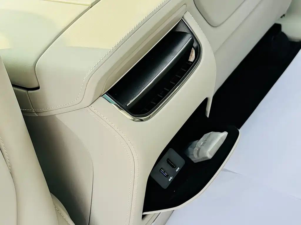 Volvo EM90 2025 — фото 17