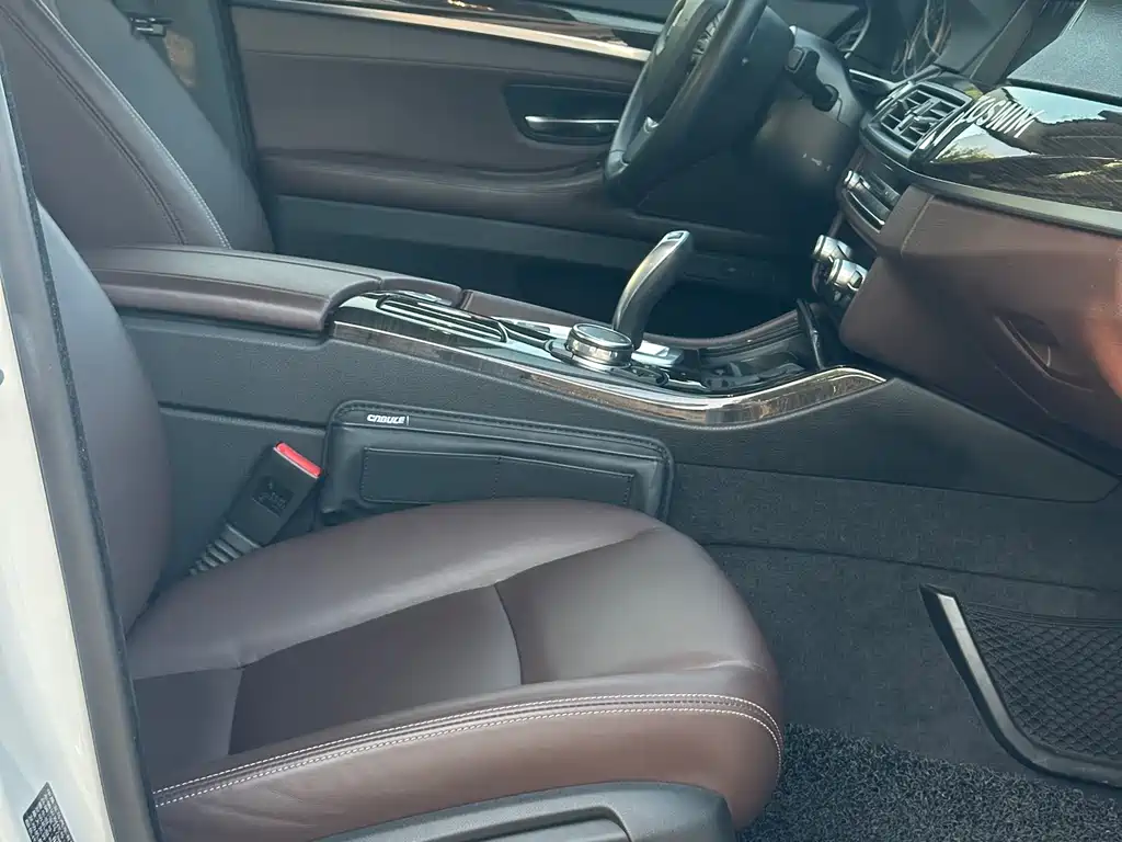 BMW 5 Series 2015 — фото 11