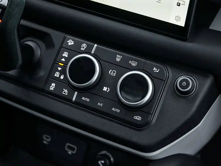 Land Rover Defender 2023 — фото 20