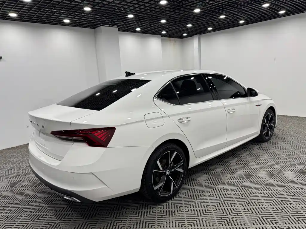 Skoda Octavia 2022 — фото 7