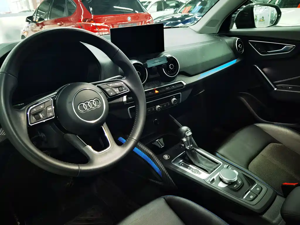 Audi Q2L e-tron 2021 — фото 13