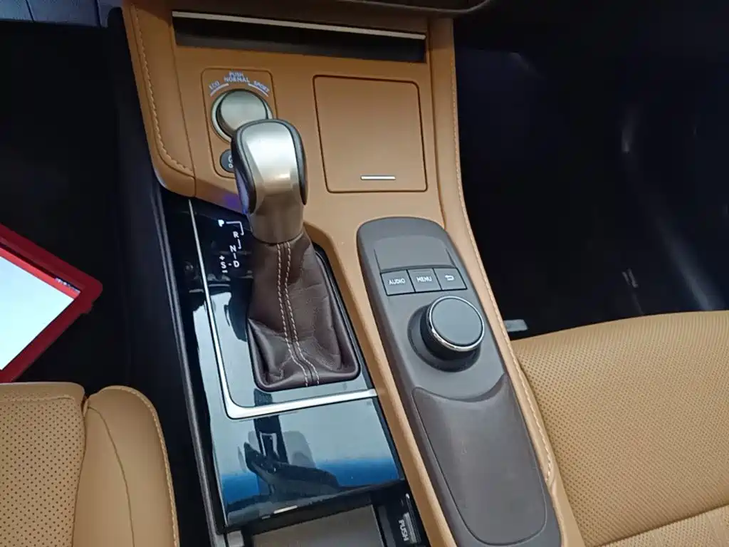 Lexus ES 2017 — фото 14