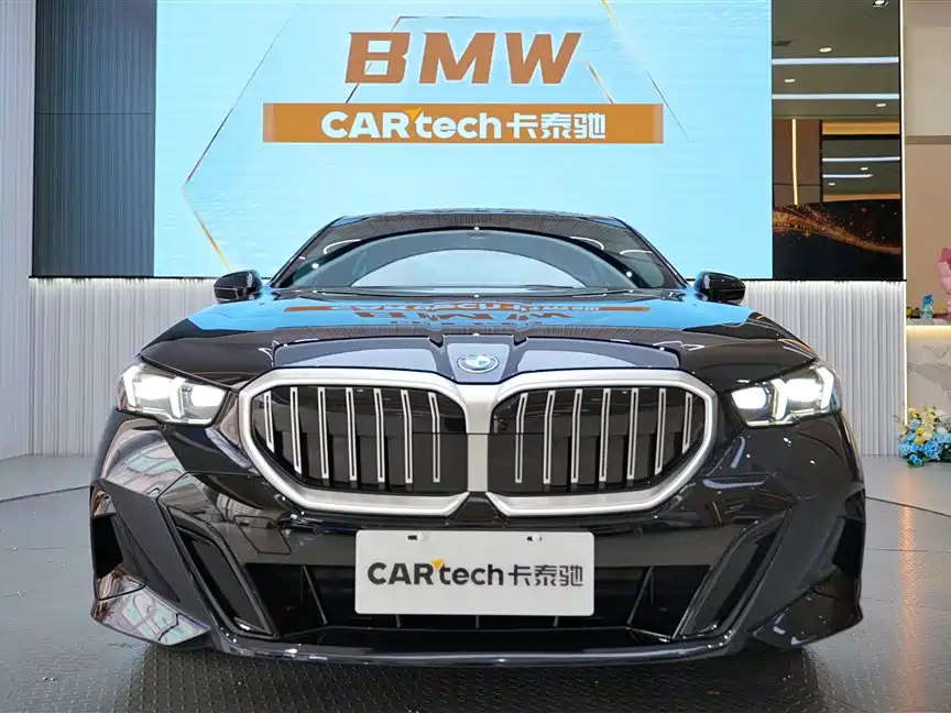 BMW 5 Series 2025 — фото 2