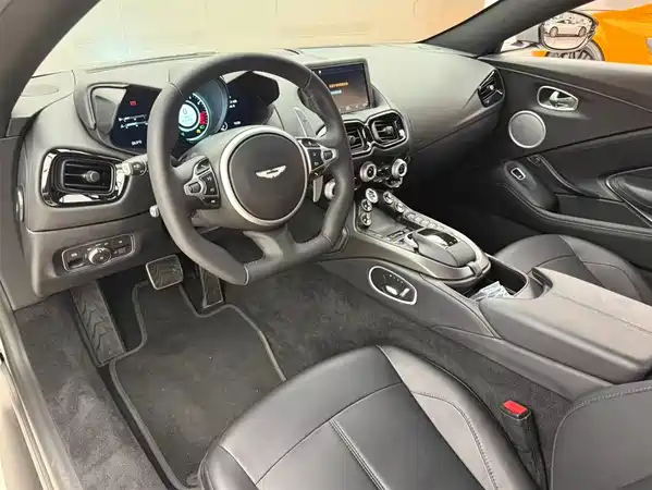 Aston Martin V8 Vantage 2022