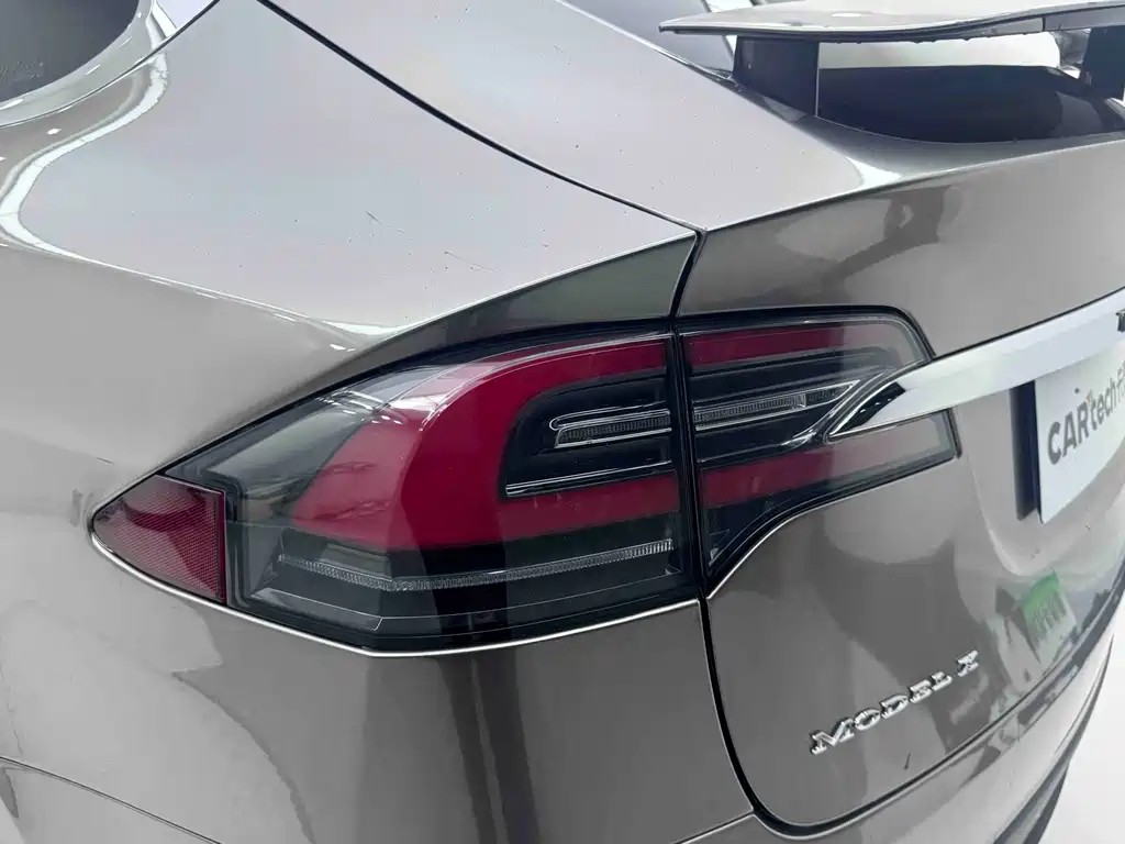 Tesla Model X 2017 — фото 14