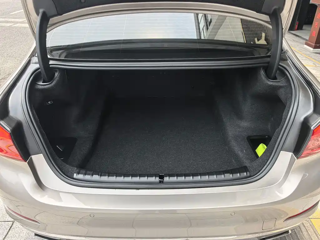 BMW 5 Series 2019 — фото 12