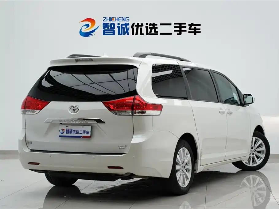 Toyota Sienna 2014 — фото 35