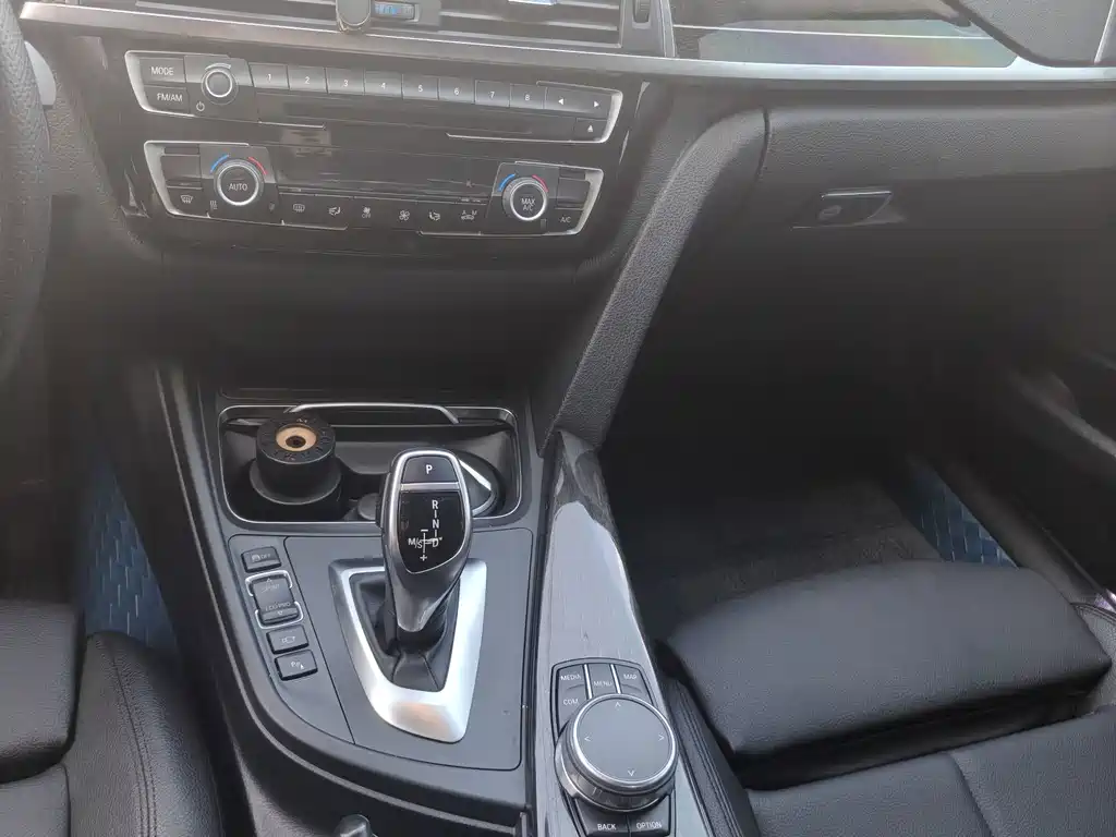 BMW 3 Series 2018 — фото 14
