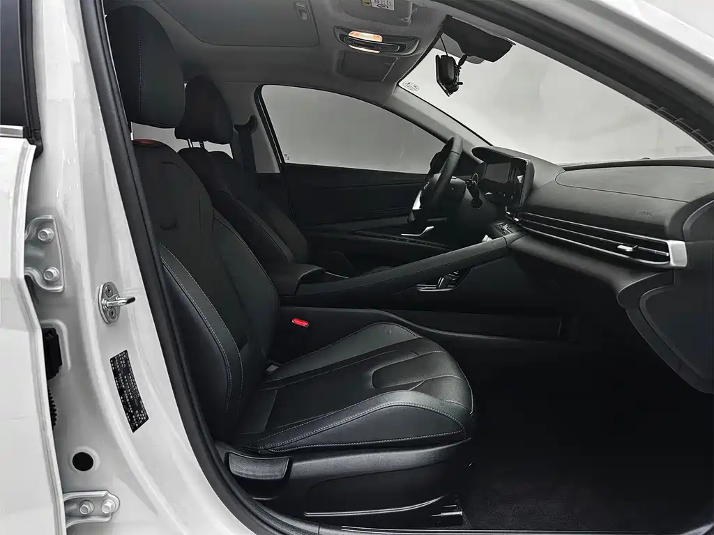 Hyundai Elantra 2023 — фото 17