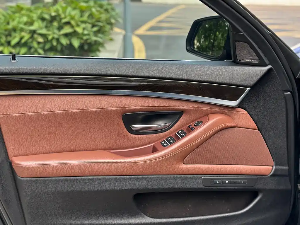 BMW 5 Series 2015 — фото 16