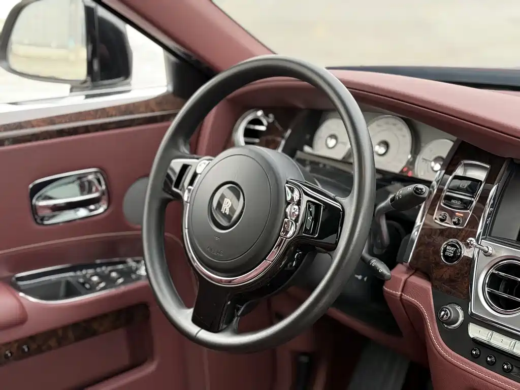 Rolls-Royce Ghost 2018 — фото 11
