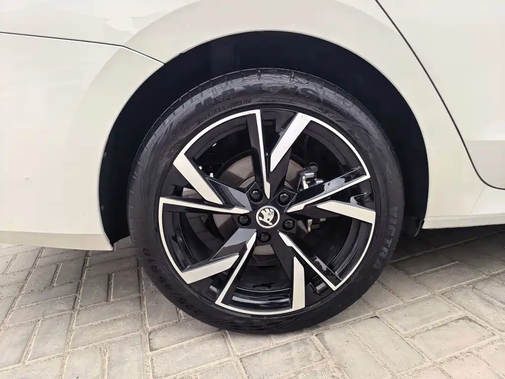Skoda Octavia 2022 — фото 17