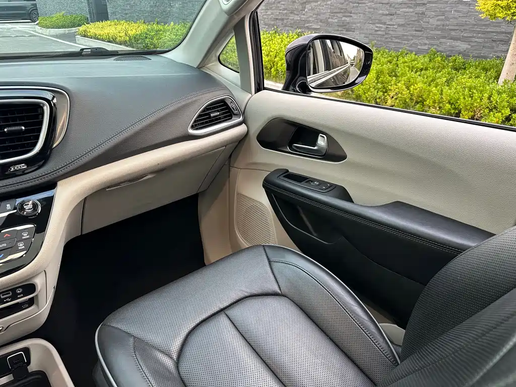Chrysler Grand Voyager 2017 — фото 37