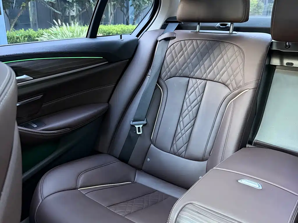 BMW 5 Series 2018 — фото 17