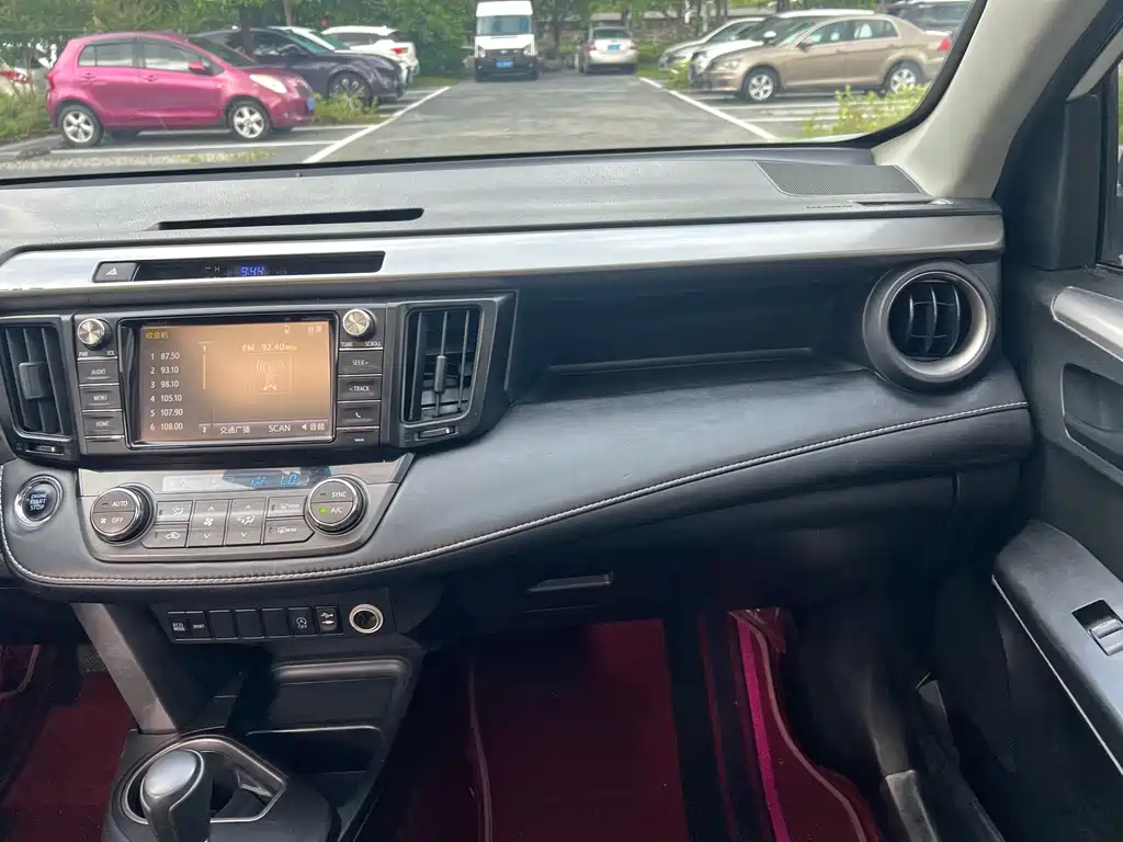Toyota RAV4 2019 — фото 16