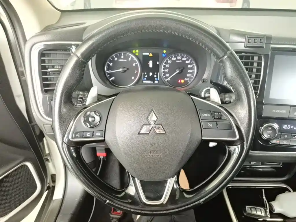Mitsubishi Outlander 2018 — фото 11