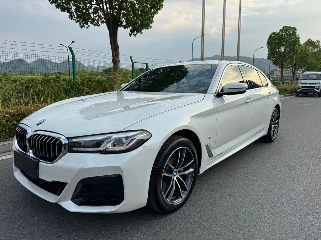 BMW 5 Series 2024 — фото 1
