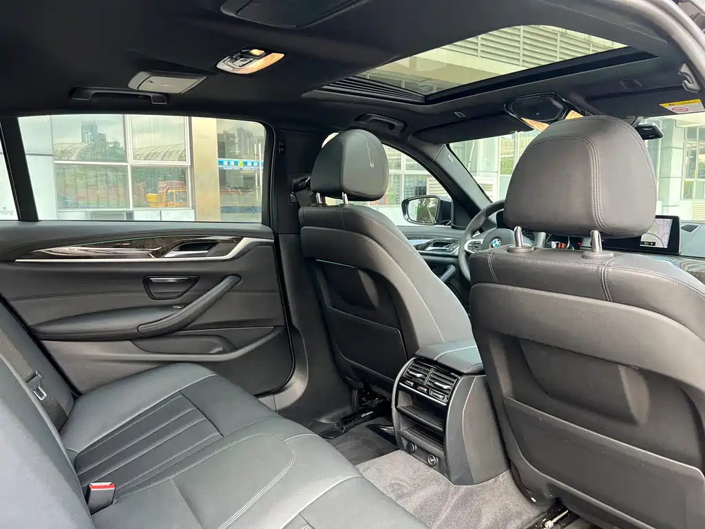 BMW 5 Series 2018 — фото 9