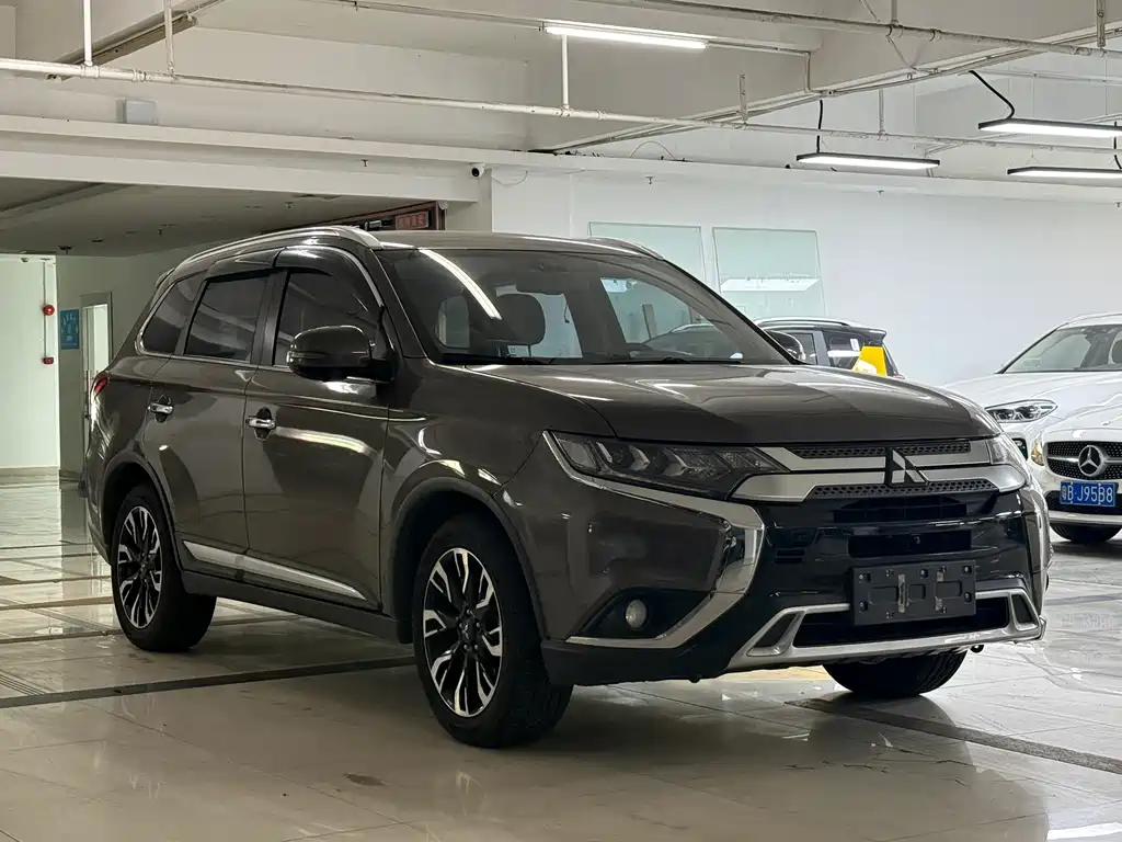 Mitsubishi Outlander 2019 — фото 3