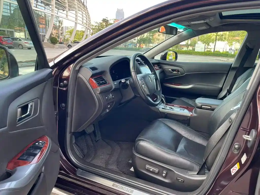 Toyota Crown 2015 — фото 4