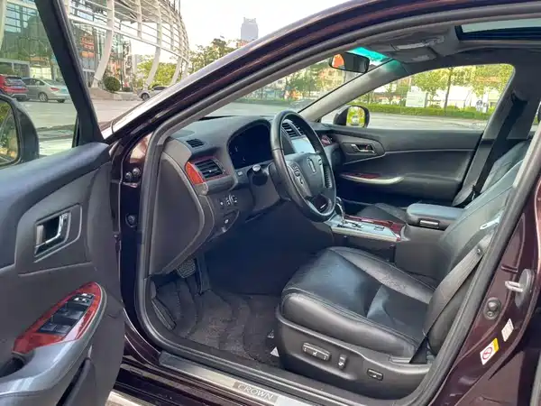 Toyota Crown 2015