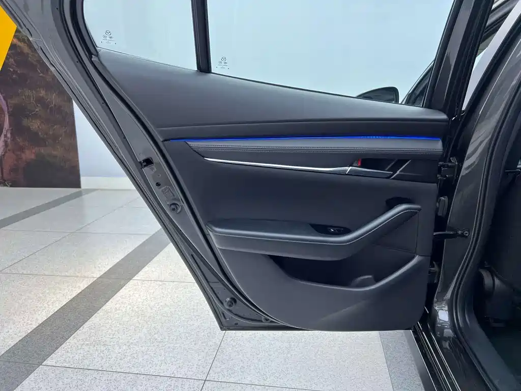 Mazda 3 Axela 2023 — фото 15