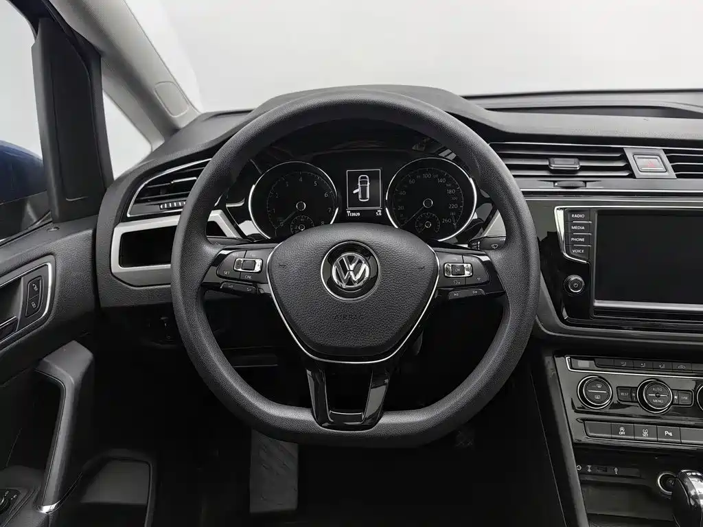 Volkswagen Touran 2018 — фото 11