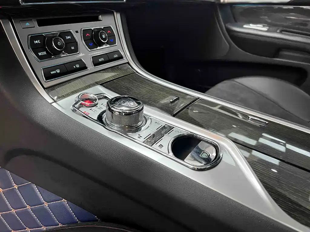 Jaguar XF 2015 — фото 19