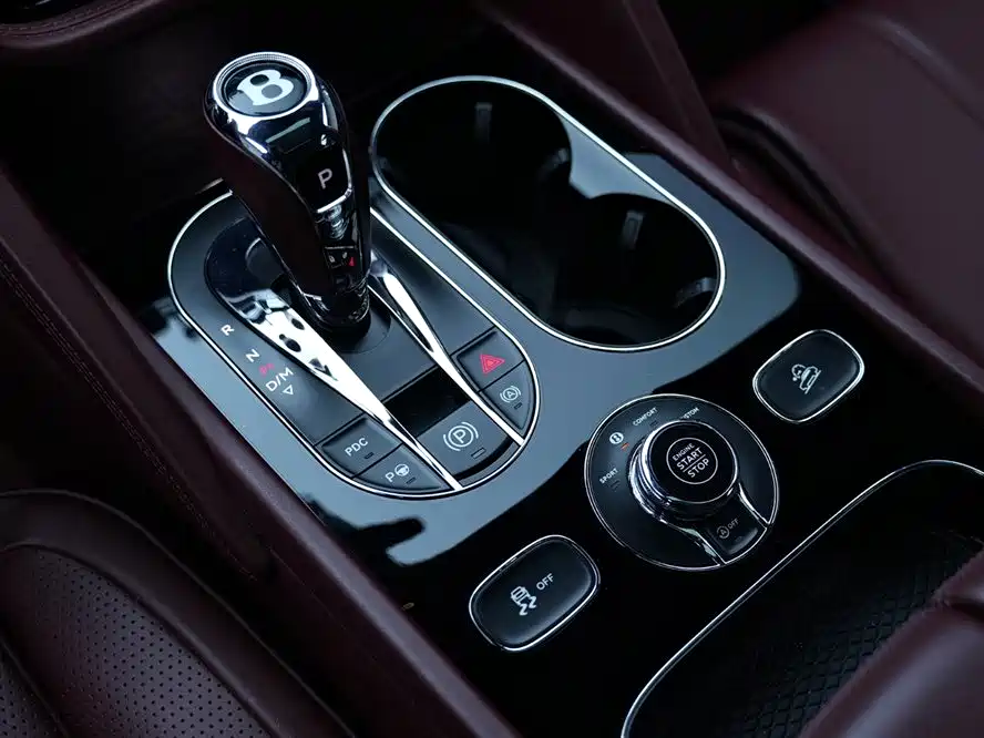 Bentley Bentayga 2020 — фото 17