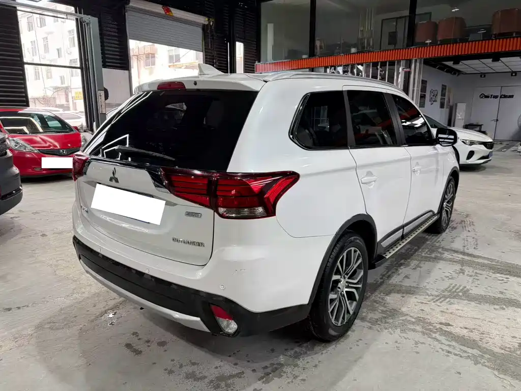Mitsubishi Outlander 2018 — фото 5